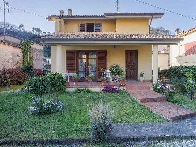 Case e ville in vendita di 220 m² in Via Demetrio Rontani