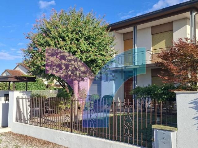 Case e ville in vendita di 220 m² in Via Emiliana, 45