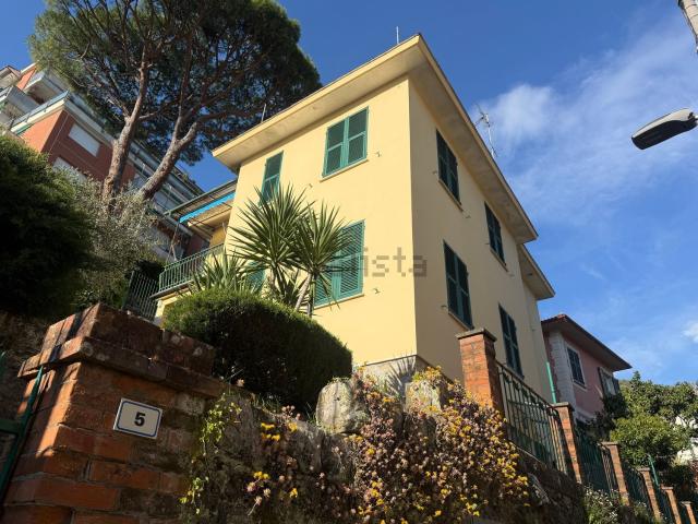 Case e ville in vendita di 220 m² in Via Enrico Pietrafraccia