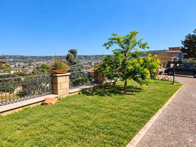 Case e ville in vendita di 220 m² in Via Francesco Jerace