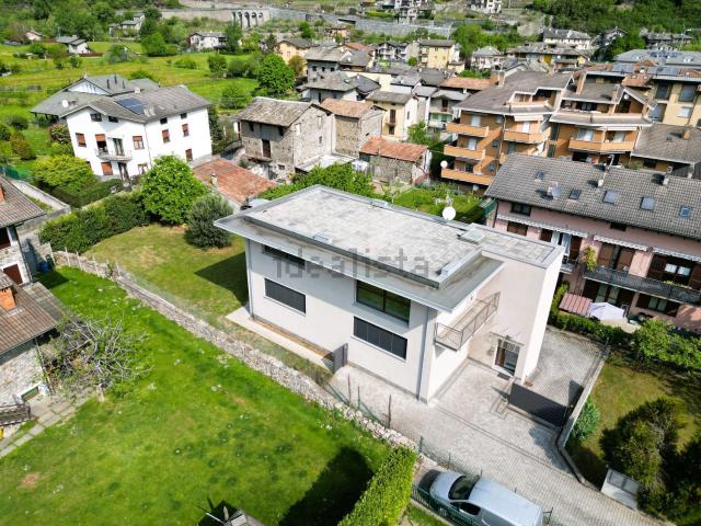 Case e ville in vendita di 220 m² in Via Fratelli Ligari