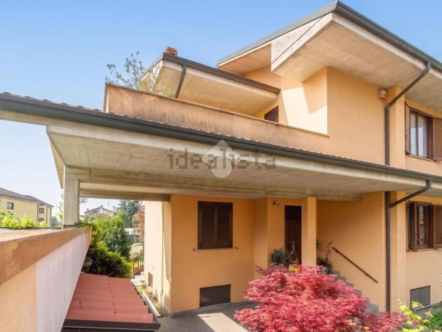Case e ville in vendita di 220 m² in Via Lecco, 174