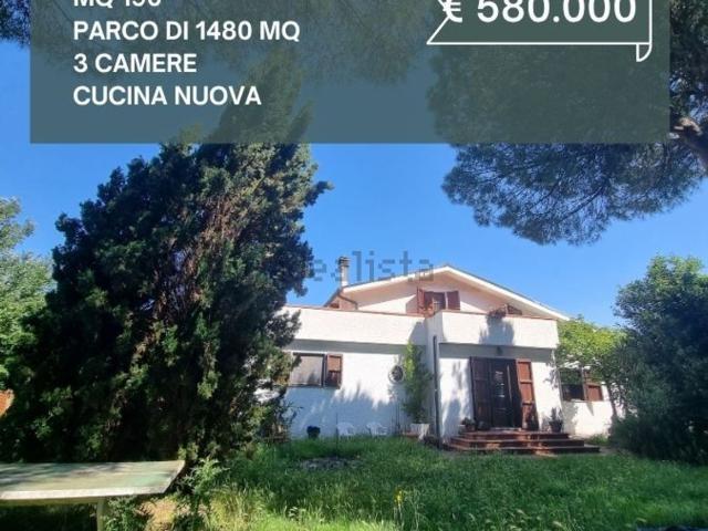 Case e ville in vendita di 220 m² in Via Livornese