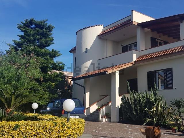 Case e ville in vendita di 220 m² in Via Licola Cuma, 184