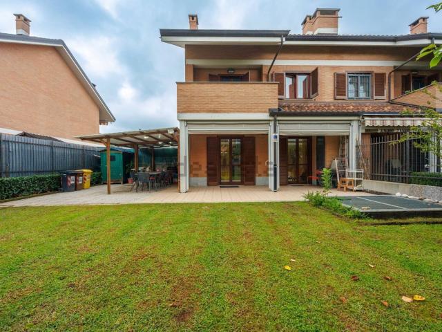 Case e ville in vendita di 220 m² in Via Luigi Calabresi
