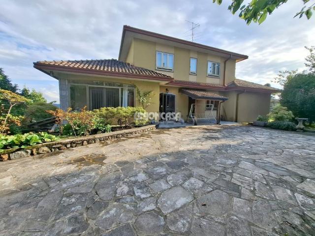 Case e ville in vendita di 220 m² in Via Monsignore Giovanni Tam