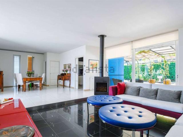 Case e ville in vendita di 220 m² in Via Madre B. Regazzoni, 42