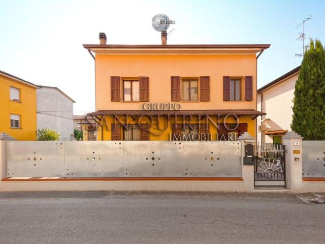 Case e ville in vendita di 220 m² in Via Maria Montessori, 10