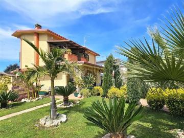 Case e ville in vendita di 220 m² in Via Metauro