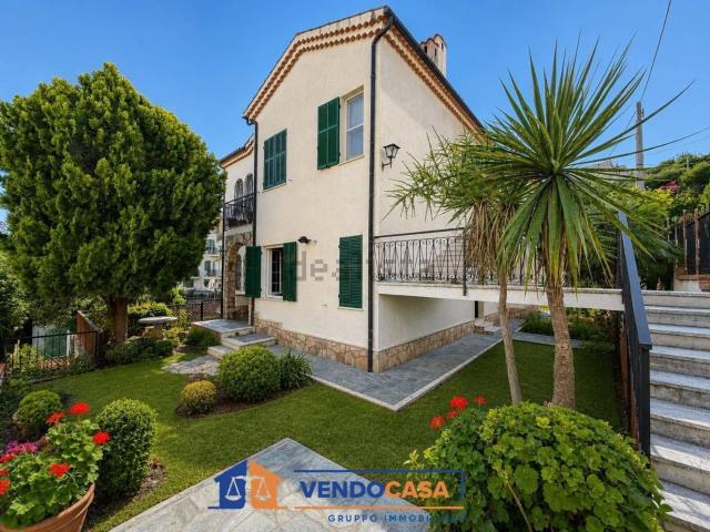 Case e ville in vendita di 220 m² in Via N. Paganini