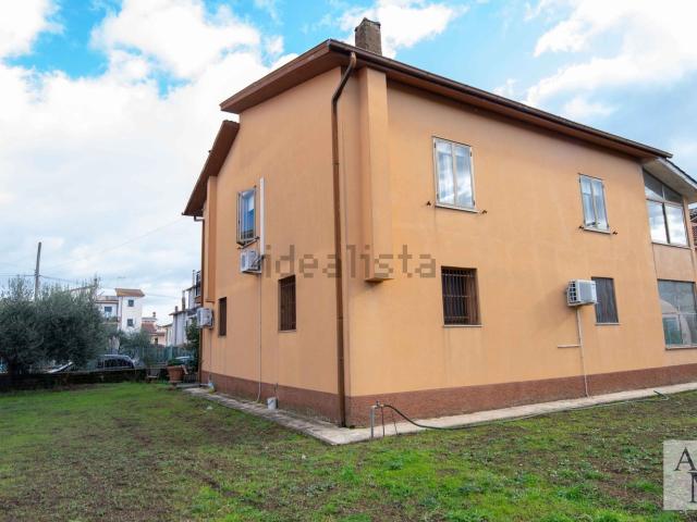 Case e ville in vendita di 220 m² in Via Saetta