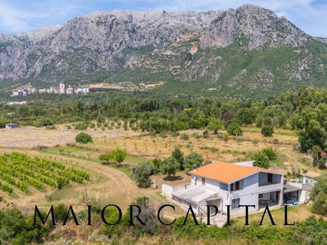 Case e ville in vendita di 220 m² in Via Sarcidano