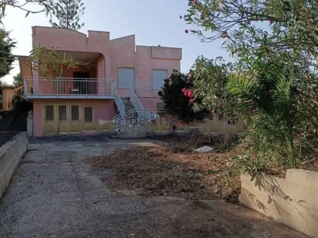 Case e ville in vendita di 220 m² in Via Scampati