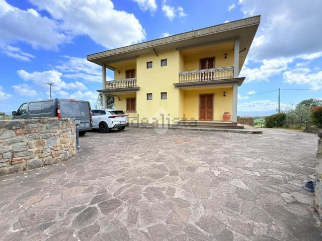 Case e ville in vendita di 220 m² in Via Setteponti Levante, 57