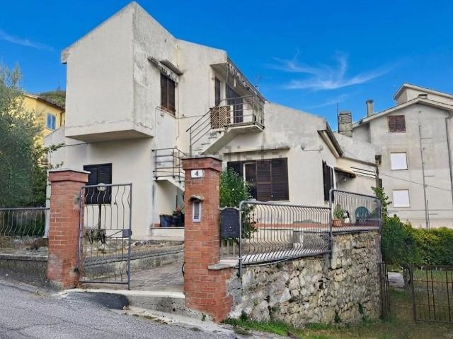 Case e ville in vendita di 220 m² in Via Serafica
