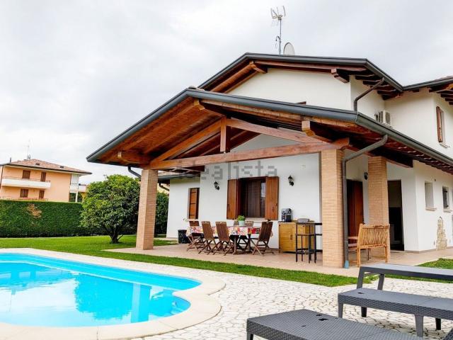 Case e ville in vendita di 290 m² in Via Suor Serafina Gregoris, 7