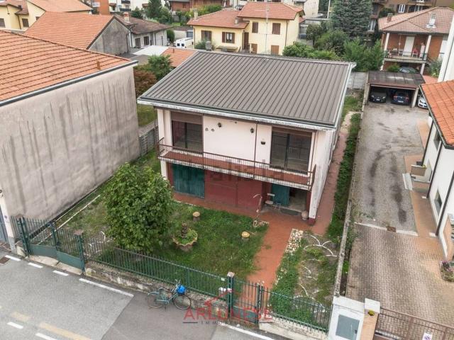 Case e ville in vendita di 220 m² in Via P. Ferrario, 23