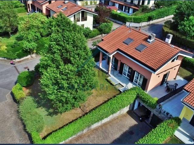 Case e ville in vendita di 220 m² in Via P. Mascagni