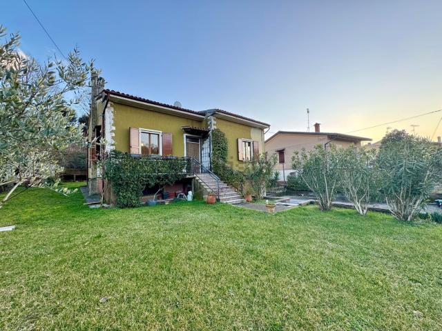 Case e ville in vendita di 220 m² in Via Ponga