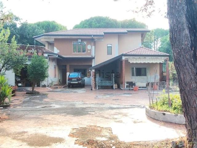 Case e ville in vendita di 220 m² in Via Palermo, 69