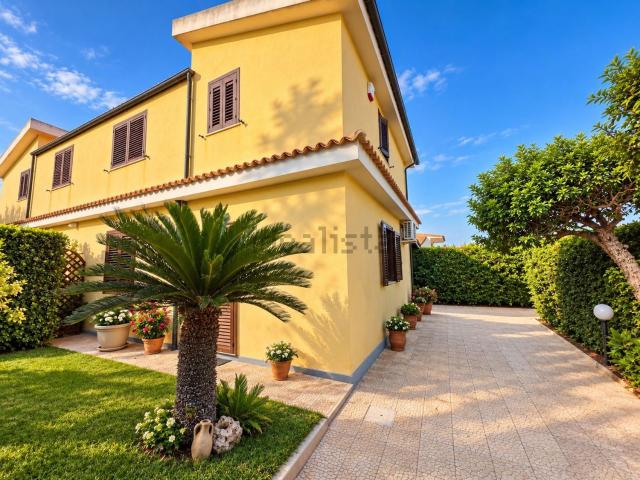 Case e ville in vendita di 220 m² in Via Panarea