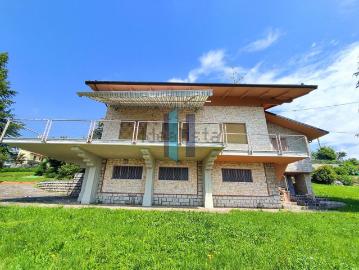 Case e ville in vendita di 220 m² in Via Panoramica