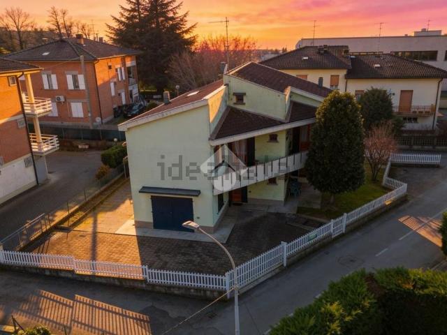 Case e ville in vendita di 220 m² in Via Partigiani d&apos Italia, 5