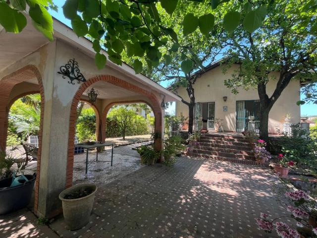 Case e ville in vendita di 220 m² in Via per Viagrande, 65