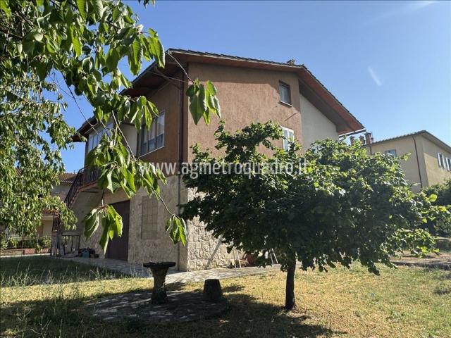 Case e ville in vendita di 220 m² in Via Perugia