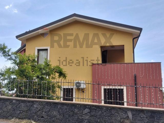 Case e ville in vendita di 220 m² in Via Pier Santi Mattarella, 1