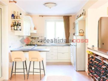 Case e ville in vendita di 220 m² in Via Professore Gaetano Martino, 36