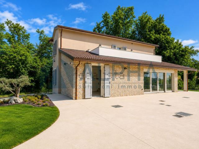 Case e ville in vendita di 220 m² in Via Provinciale