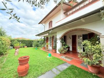 Case e ville in vendita di 220 m² in Via Puliche, 54100