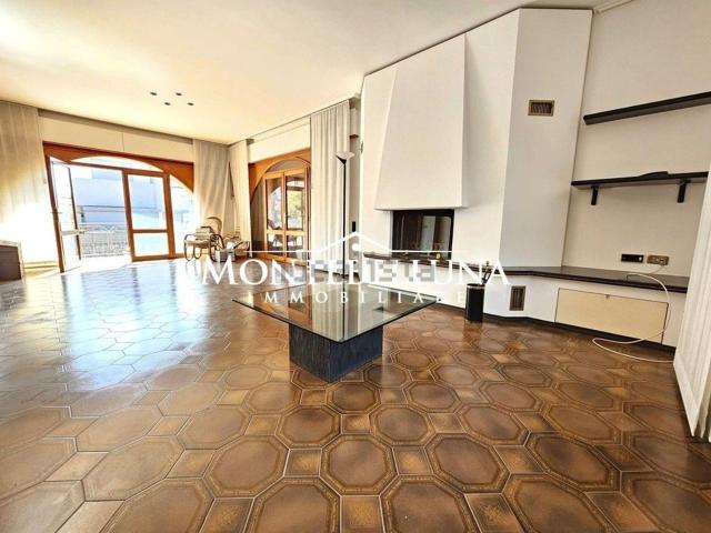 Case e ville in vendita di 220 m² in Via Roma, 35