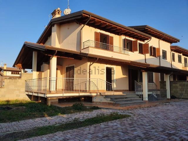 Case e ville in vendita di 220 m² in Via Rimessa Nuova