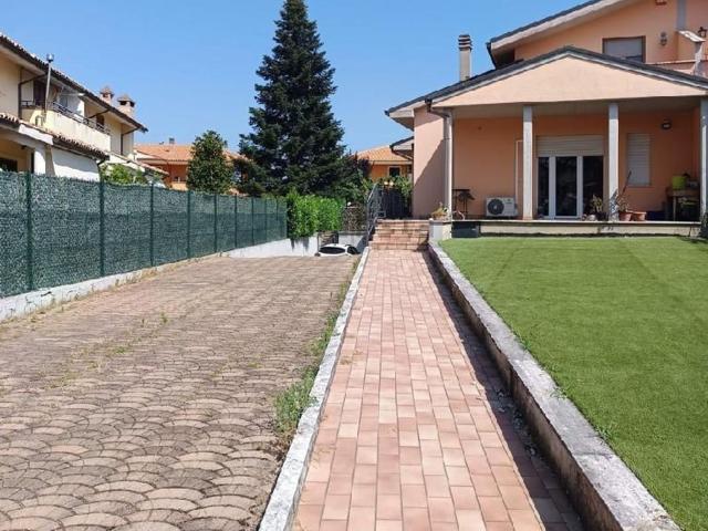 Case e ville in vendita di 220 m² in Via Waldino Sassetti