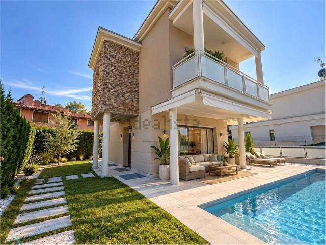 Case e ville in vendita di 220 m² in Via Tonale