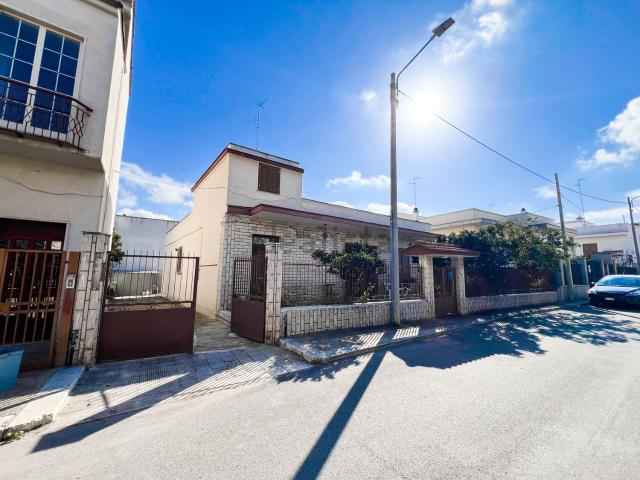 Case e ville in vendita di 220 m² in Via tenente carlo surdi, 4
