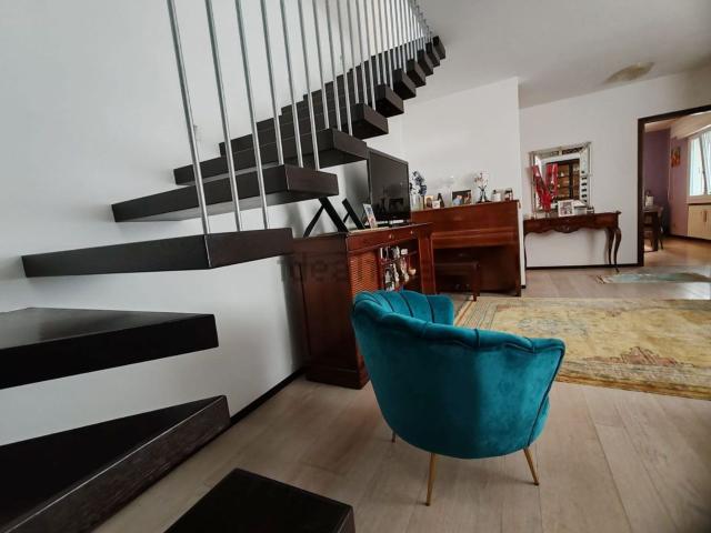 Case e ville in vendita di 220 m² in Via Umberto I&apos , 20