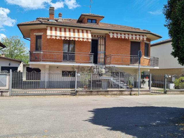 Case e ville in vendita di 220 m² in Via Ugo Foscolo, 28