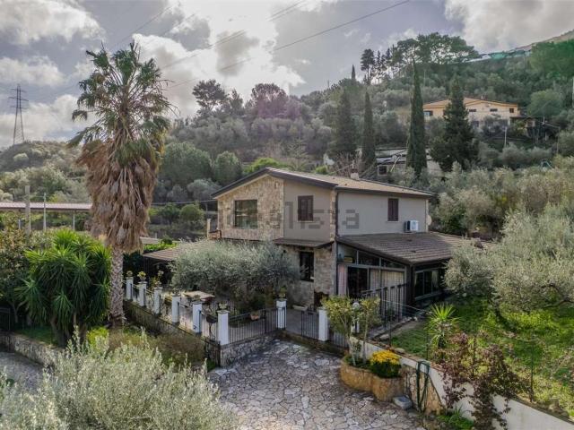 Case e ville in vendita di 220 m² in Via Valle di Fico, 39