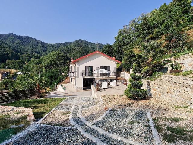 Case e ville in vendita di 220 m² in Via Villa, 16
