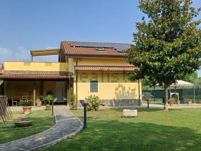 Case e ville in vendita di 220 m² in Viale Galileo Galilei