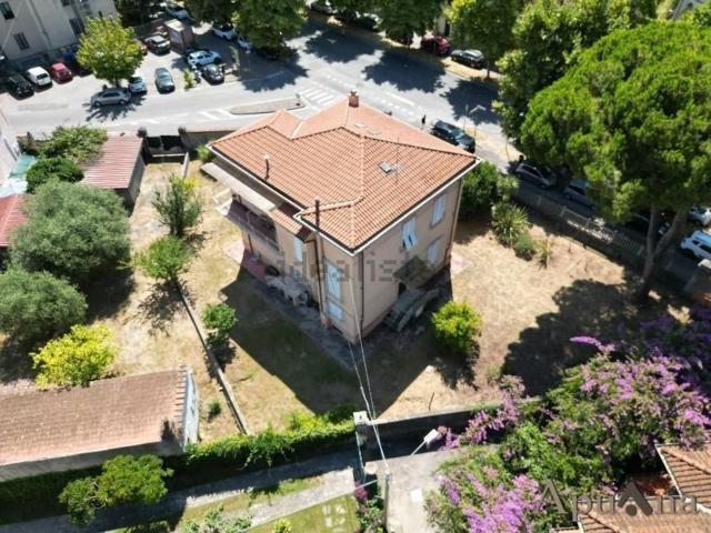 Case e ville in vendita di 220 m² in Viale Stazione, 54