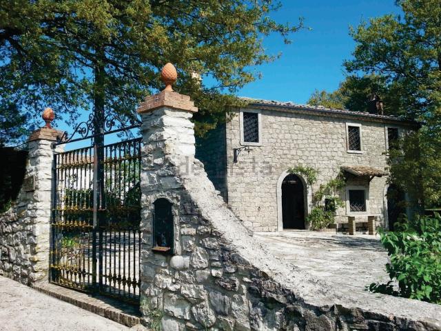 Case e ville in vendita di 220 m² in Contrada Paolina, 596