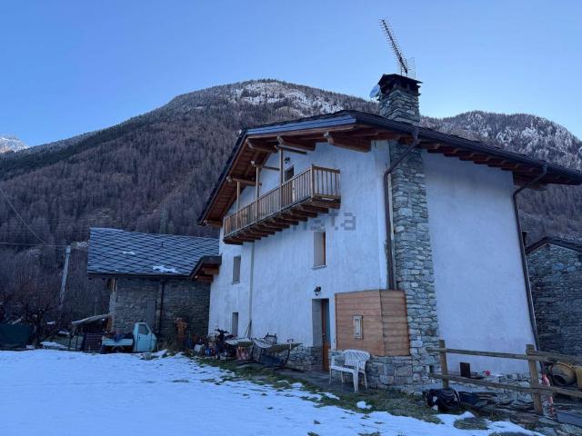 Case e ville in vendita di 220 m² in Frazione Chez Les Chuc