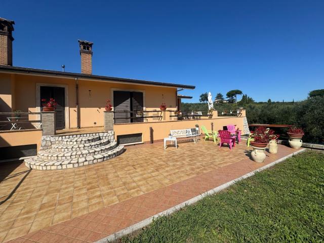 Case e ville in vendita di 220 m² in Contrada Colle Segatore