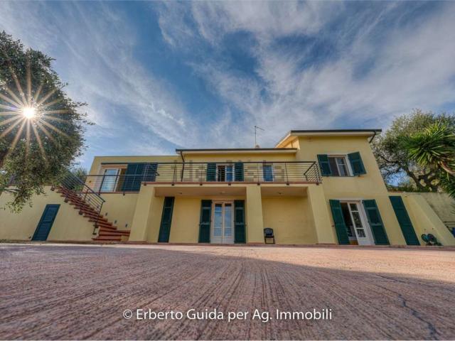Case e ville in vendita di 220 m² in Strada Berzi