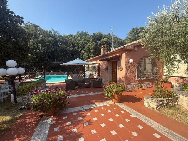Case e ville in vendita di 220 m² in Strada di Rotavello