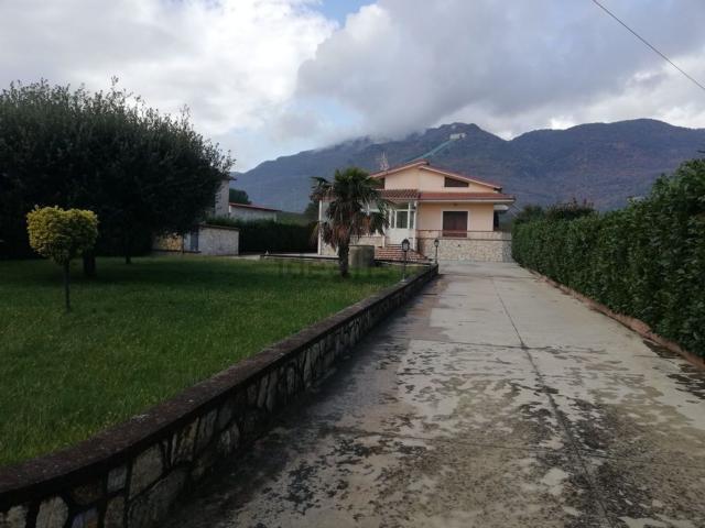Case e ville in vendita di 220 m² in Strada Ove S&apos Inginocchia, 2